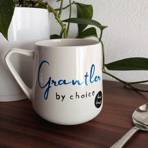 Tasse selbstironisch bayerisch „Grantler by choice“, handbemalt, 300 ml, Geschenk für Mann, Unikat