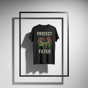 Puede incluir: Camiseta negra con un gráfico de riñón y el texto "PROTECT EVERY FILTER". La ilustración del riñón es en tonos marrones, rojos y verdes. El texto está en una fuente sencilla sin serifa.