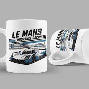Puede incluir: Taza de cerámica blanca con un diseño de coche de carreras y el texto "LE MANS ENDURANCE RACING". El diseño incluye un coche de carreras azul y blanco en una pista.