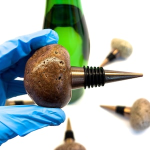 Wine stopper, Rock Bottle Stopper, Wine Bottle Stopper, Bottle Stopper, Beach Rock Bottle Stopper, Rose Gold Wine Stopper, Beach Stone Wine