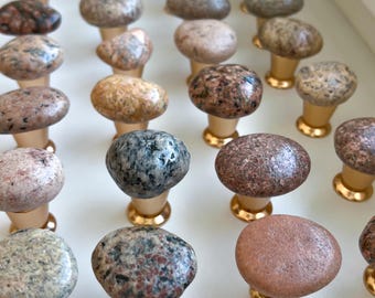 Puxador de armário artesanal em pedra – puxador de gaveta em pedra natural, base dourada.