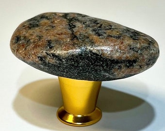 Gałka do szafki z naturalnego kamienia plażowego, unikatowy uchwyt do szuflady z kamienia