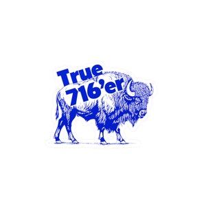 Op de afbeelding: Blauw-witte sticker met een bison-illustratie en de tekst "True 716'er".