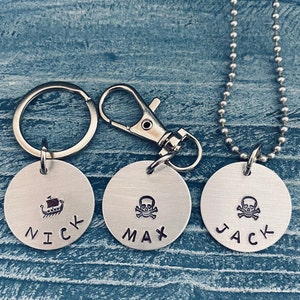 Personalizowane etykiety z piracką czaszką i skrzyżowanymi piszczelami | Brelok do kluczy/klips do plecaka/naszyjnik | Metal z ręcznie tłoczonym napisem na urodziny dziecka | Spersonalizowany upominek na imprezę