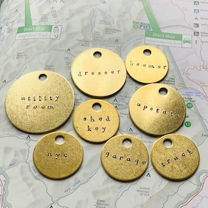 Beschriften Sie Ihre Schlüssel Schlüsselbund | Anpassbare handgestempelte Messingmetall | 3 Größen zur Auswahl | Urlaub Haus, Ersatzschlüssel, Schuppen, Lock-Box, Fahrrad