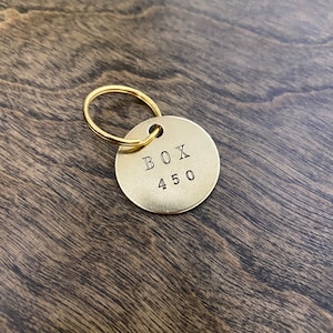 Box Nummer Mail Briefkasten #Schlüsselanhänger | Postfach | Beschriften Sie Ihre Schlüssel | Anpassbare handgestempelte Messing oder Aluminium Metall Anhänger | Kreis | 3,2 cm
