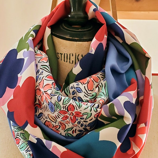Snood Femme AÏKO en satin de polyester et coton bio, rouge, bleu, fleurs stylisées, foulard tube, double tour de cou,