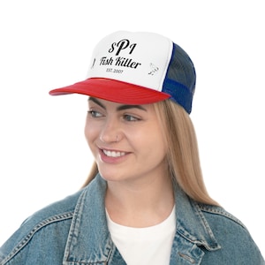 Puede incluir: Una gorra de camionero blanca, roja y azul con el texto "SP1 Fish Killer EST. 2007" en la parte delantera.