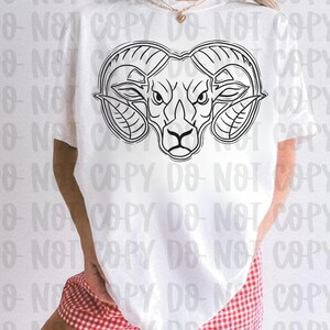 Könnte beinhalten: Weißes T-Shirt mit einer schwarzen Strichzeichnung eines Widderkopfes. Der Widderkopf hat große, gebogene Hörner und eine detaillierte Gesichtsstruktur. Das Shirt wird mit rot-weiß karierten Shorts getragen.