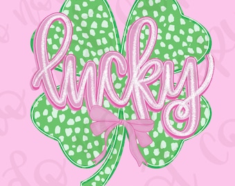 Könnte beinhalten: Auf rosa Hintergrund ein grünes vierblättriges Kleeblatt mit weißen Tupfen. Das Wort "lucky" ist in rosa Schrift mit weißer Umrandung geschrieben. Eine rosa Schleife befindet sich am unteren Ende des Kleeblatts.