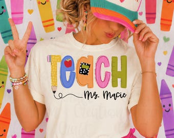 Matita personalizzata per insegnanti PNG, design per maglietta con fiocco coquette, insegnante preppy PNG, ritorno a scuola, aggiungi il tuo testo