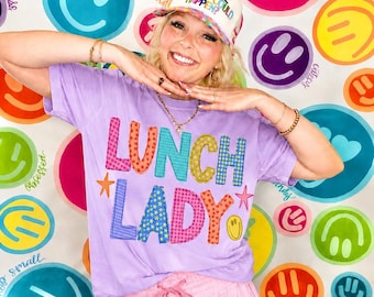 Immagine PNG di una signora della mensa, design per una maglietta di apprezzamento per la mensa, immagine PNG di un insegnante in stile preppy, immagine PNG disegnata a mano, ritorno a scuola