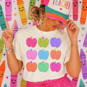 Lehreräpfel (PNG), Design für ein Lehrer-Wertschätzungs-Shirt, Lehrer-Preppy-Look (PNG), Handgezeichnete PNG-Datei, Schulanfang, Mädchenhafte Kritzeleien Bild 1