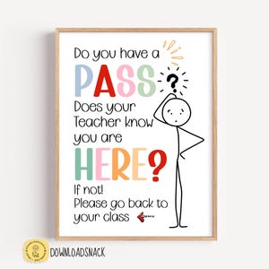 Puede incluir: Un letrero de pared enmarcado con texto negro que dice: Do you have a PASS Does your Teacher know you are HERE? If not! Please go back to your class. La palabra PASS est&aacute; en azul, rojo, rosa y verde, y HERE en verde, rosa, naranja y rojo.