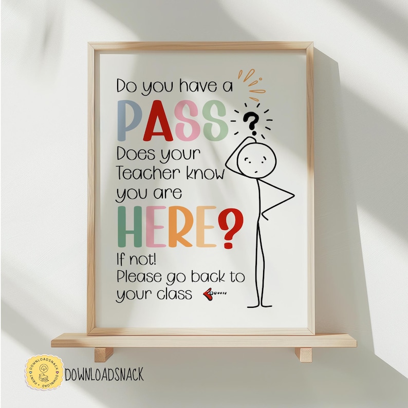 Puede incluir: Un cartel de pared enmarcado con una figura de palo con un signo de interrogaci&oacute;n sobre la cabeza. El texto dice: Do you have a PASS Does your Teacher know you are HERE? If not! Please go back to your class. El dise&ntilde;o usa letras coloridas.