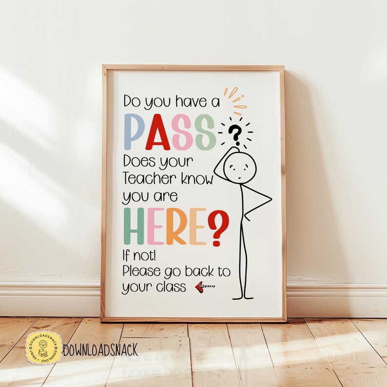 Puede incluir: Un letrero de pared rectangular con fondo claro que presenta una figura de palo y el texto: Do you have a PASS Does your Teacher know you are HERE? If not! Please go back to your class. La palabra PASS es multicolor y HERE es roja.