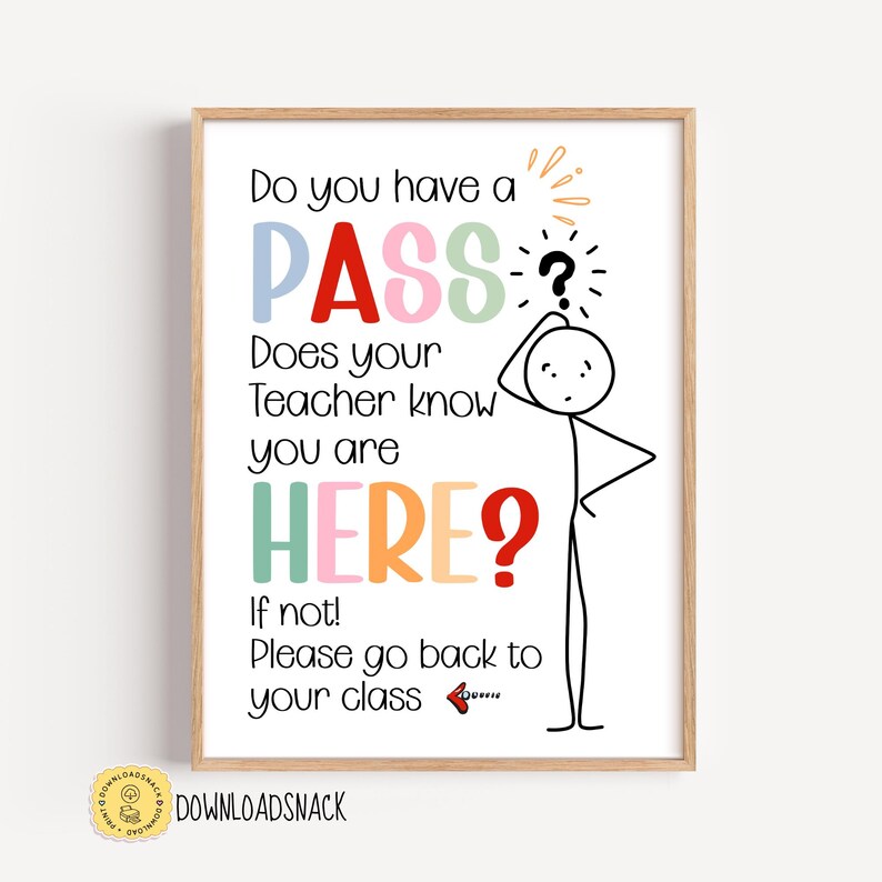 Puede incluir: Un letrero de pared enmarcado con texto negro que dice: Do you have a PASS Does your Teacher know you are HERE? If not! Please go back to your class. La palabra PASS est&aacute; en azul, rojo, rosa y verde, y HERE en verde, rosa, naranja y rojo.