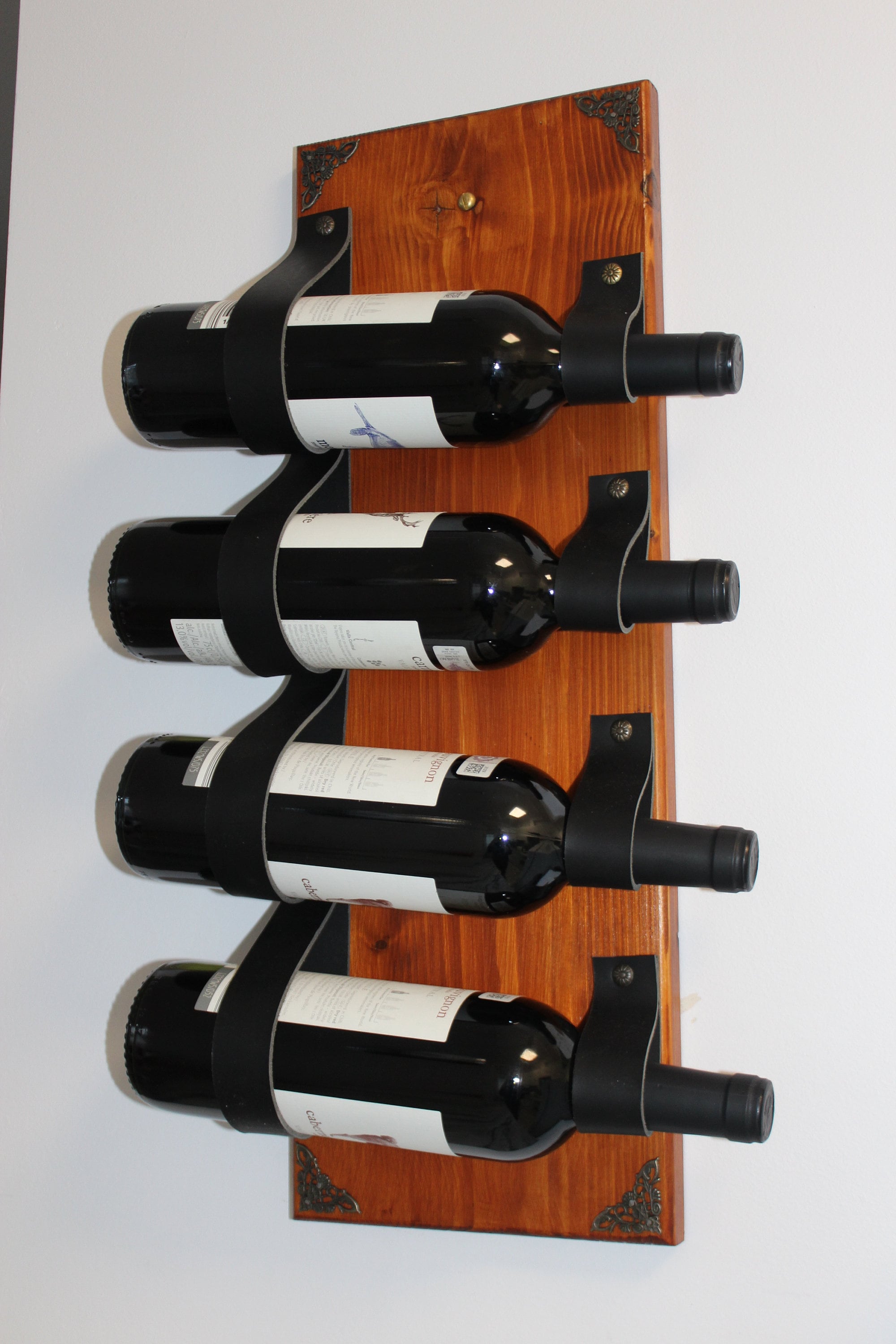 Estantería vertical de plexiglás montada en la pared. Capacidad para 6 - 10  botellas de vino. - Agplex