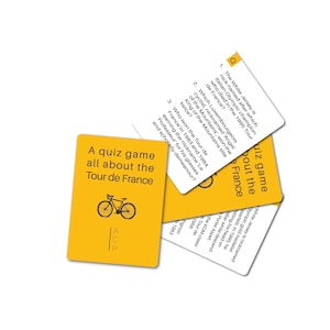 Op de afbeelding: Een quizspel over de Tour de France. De gele kaarten hebben een fietsafbeelding en de tekst "A quiz game all about the Tour de France". Andere kaarten hebben quizvragen over de Tour de France.