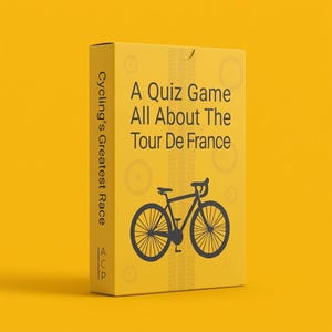 以下が含まれることがあります： ツール・ド・フランスに関するクイズゲームの黄色い箱。黒い自転車のグラフィックと「A Quiz Game All About The Tour De France」というテキストがあります。背表紙には「Cycling's Greatest Race」と書かれています。
