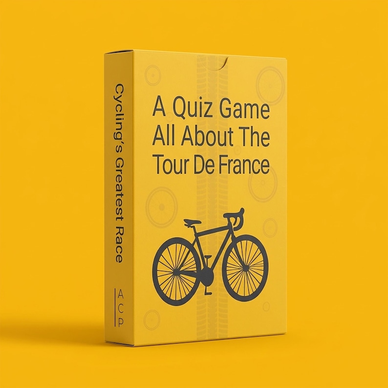 Op de afbeelding: Gele doos met een quizspel over de Tour de France. De doos heeft een zwarte fietsafbeelding en de tekst "A Quiz Game All About The Tour De France". De ruglezing is "Cycling's Greatest Race".
