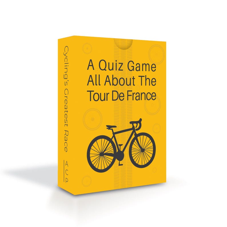 Op de afbeelding: Een gele doos met de tekst "A Quiz Game All About The Tour De France" en een zwarte fietsillustratie. De zijkant van de doos leest "Cycling's Greatest Race".