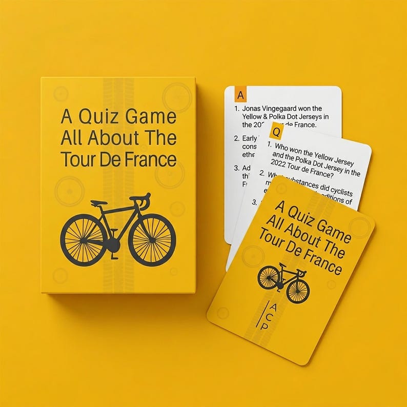 Op de afbeelding: Een gele quizgame met de tekst "A Quiz Game All About The Tour De France" en een fietsafbeelding. De kaarten bevatten quizvragen over de Tour de France. De doos en kaarten liggen op een gele ondergrond.