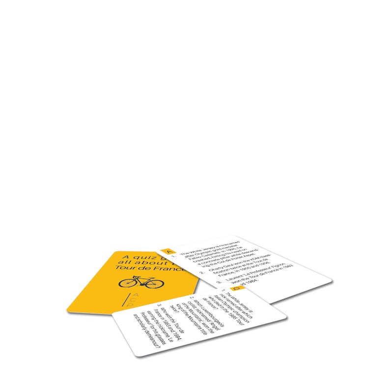 Op de afbeelding: Een quizspel over de Tour de France. Het spel bevat een gele kaart met de tekst "A quiz all about Tour de France" en een fietsafbeelding. Er zijn ook verschillende witte kaarten met quizvragen en antwoorden zichtbaar.