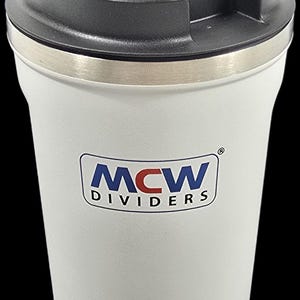 Könnte beinhalten: Weißer Reisebecher mit schwarzem Deckel und silbernem Rand. Der Becher trägt den Text "MCW DIVIDERS" in einem blau-roten Logo. Der Becher ist so konzipiert, dass er Getränke heiß oder kalt hält.