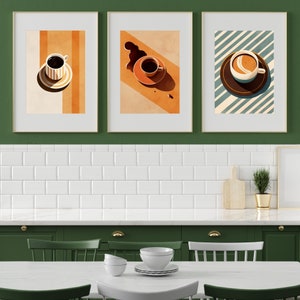 Puede incluir: Tres impresiones enmarcadas de tazas de caf&eacute; sobre fondos de colores diferentes. La primera impresi&oacute;n tiene una taza de caf&eacute; blanca con caf&eacute; negro sobre un fondo a rayas naranja y blanco. La segunda impresi&oacute;n tiene una taza de caf&eacute; blanca con caf&eacute; negro sobre un fondo tostado con una mancha de caf&eacute; marr&oacute;n. La tercera impresi&oacute;n tiene una taza de caf&eacute; blanca con caf&eacute; marr&oacute;n y crema sobre un fondo a rayas azul y blanco.