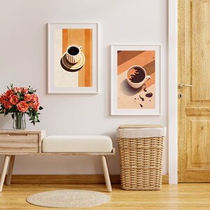 Puede incluir: Dos impresiones enmarcadas de tazas de caf&eacute; en una pared blanca. Las impresiones son de estilo moderno con un dise&ntilde;o minimalista. Las impresiones est&aacute;n colgadas sobre un banco de madera con una cesta de mimbre debajo.