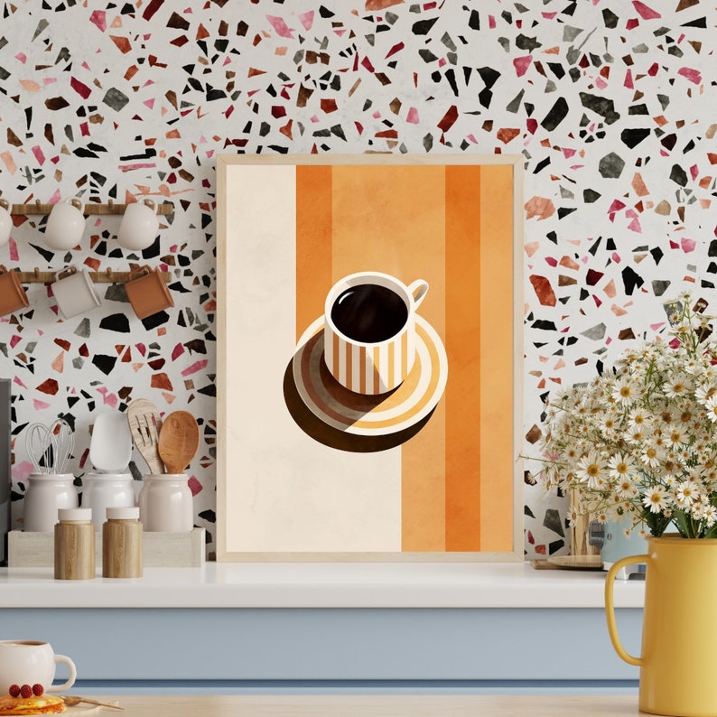 Puede incluir: Una impresi&oacute;n enmarcada de una taza de caf&eacute; con un dise&ntilde;o a rayas sobre un platillo blanco. La taza est&aacute; llena de caf&eacute; y se coloca sobre un fondo de rayas naranjas y blancas.