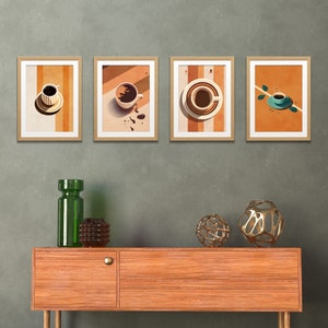 Puede incluir: Cuatro impresiones enmarcadas de tazas de caf&eacute; sobre un fondo a rayas. Las impresiones est&aacute;n colgadas en una pared gris sobre una consola de madera con dos orbes met&aacute;licos decorativos y un jarr&oacute;n de vidrio verde.