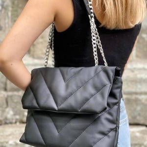 Bolso bandolera con cadena acolchada para mujer - Bolso de mano de piel vegana hecho a mano