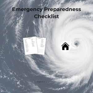 Può includere: Un documento di lista di controllo per la preparazione alle emergenze con due pagine bianche, testo nero e un'icona a forma di casa, su uno sfondo che mostra un grande uragano vorticoso. Il testo Emergency Preparedness Checklist è in alto.