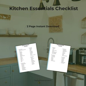 Op de afbeelding: Een keuken met een checklist met de titel "Kitchen Essentials Checklist" en de tekst "2 Page Instant Download". De checklist staat op twee witte pagina's. De keuken heeft een gootsteen, kasten en apparaten.