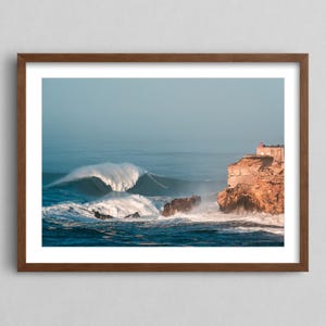 The Größte Welle der Welt, Nazaré - Fine Art Big Wave Surf Poster, Beachy Wall Art, ästhetischer Druck, Fotografie