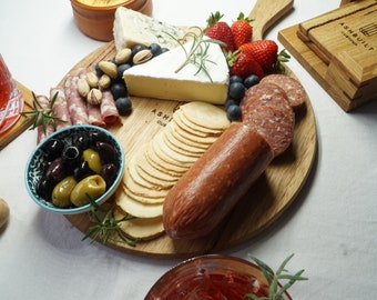 Regalo de tabla de quesos. Tablero de charcutería hecho a mano de madera reciclada