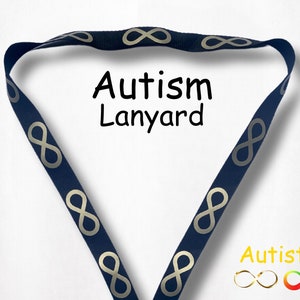 Peut inclure: Un cordon bleu foncé avec des symboles infinis dorés imprimés dessus. Le texte "Autism Lanyard" est écrit en noir sur le cordon. Le texte "Autistic" est écrit en jaune sous le cordon avec un symbole infini arc-en-ciel.