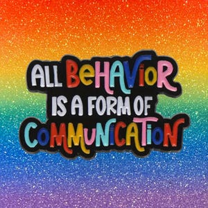 Peut inclure: Une épingle en émail noir et blanc avec le texte "All Behavior is a Form of Communication" en lettres colorées. Les lettres sont soulignées en noir et ont un effet 3D.