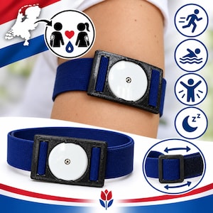 Può includere: Una fascia elastica blu con un supporto rettangolare nero per un sensore di glucosio circolare bianco. Il dispositivo include un cinturino regolabile con una fibbia scorrevole, progettato per fissare saldamente il sensore al braccio.