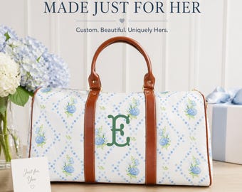 Bolso de viaje personalizado con estampado de hortensias azules, bolso de mano con monograma inicial personalizado, bolso de noche estilo Grandmillennial, regalo para ella.