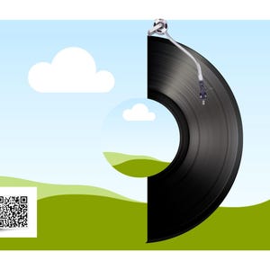 Op de afbeelding: Een zwarte vinylplaat met een naald op de plaat, gedeeltelijk verborgen door een groene heuvel. De plaat is geplaatst tegen een blauwe lucht met witte wolken.