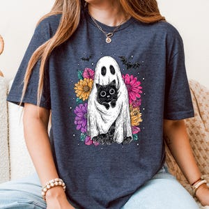 Floral Ghost Cat Halloween T-Shirt – Spooky Fall Tee for Cat Lovers – Unisex Cute Pet Shirt – Colorful Autumn Outfit – Gift for Her