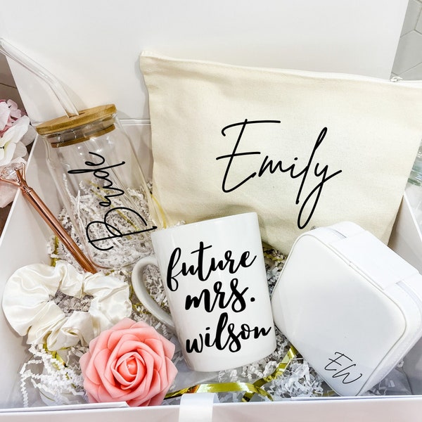 Future Mme Gift | Idées cadeaux pour la mariée | Boîte à bijoux de voyage | Tasse à café glacée personnalisée | Tasse future mariée de Zazzle.be Liste d'envies Vous avez des idées ? Trousse de maquillage personnalisée | Chouchou en satin