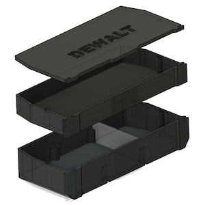 Może przedstawiać: Czarne plastikowe pudełko do przechowywania z zdejmowaną pokrywą. Pokrywa ma nadrukowane słowo "DEWALT". Pudełko ma wewnątrz przegrodę do oddzielania przedmiotów.