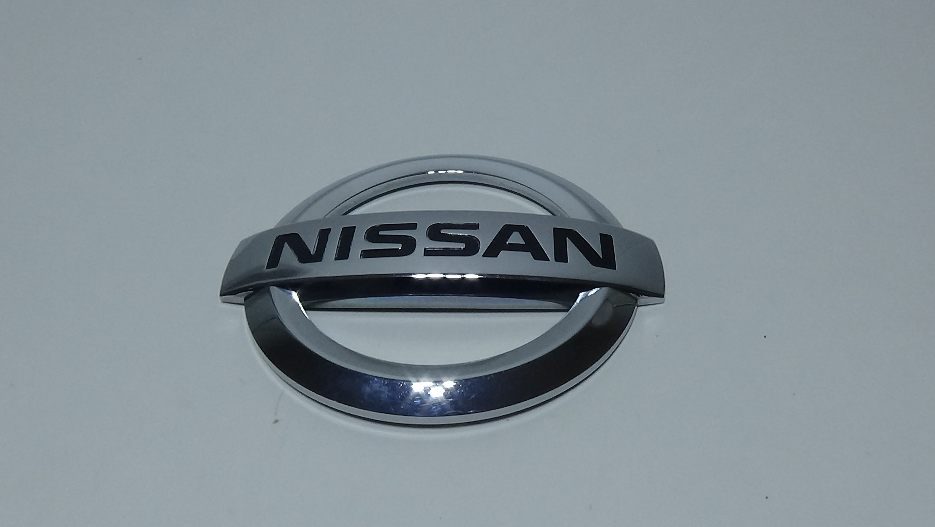 Sparkly nissan emblem deals