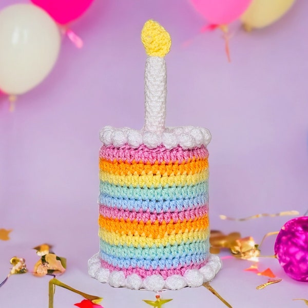 Gâteau d'anniversaire arc-en-ciel au crochet avec une bougie