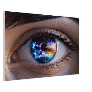 Può includere: Un primo piano di un occhio umano con una galassia che vortica all'interno dell'iride. La galassia è un mix di colori blu, viola e arancio con un buco nero al centro.