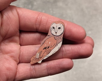 Insignia de pin de lechuza común (Versión 2 - Marrón) | Aves británicas | Regalo para amantes de la naturaleza | Insignia de pin de madera ecológica (pequeña / grande)